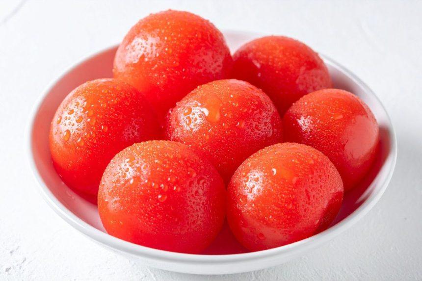 Nebekaitinu pomidorų garuose, kad nuimčiau odeles. Radau geresnį būdą