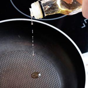 Niekada nepilkite panaudoto aliejaus į kriauklę: tai gali baigtis buitine nelaime
