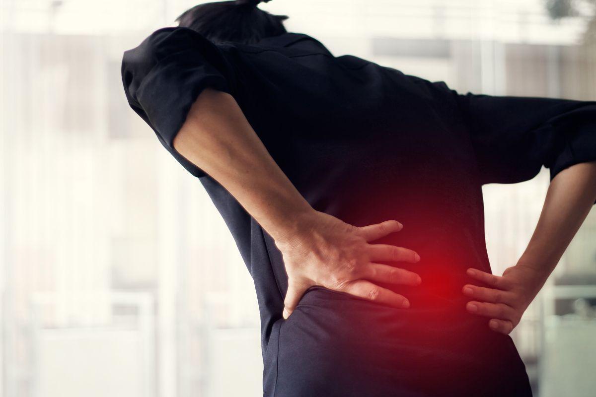 Nugarą skauda dėl problemų su artimaisiais. Psichoterapeutas apie tai, kaip mintys veikia sveikatą