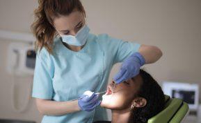 Odontologai įspėja: netaisyklingas sąkandis gali sukelti migreną