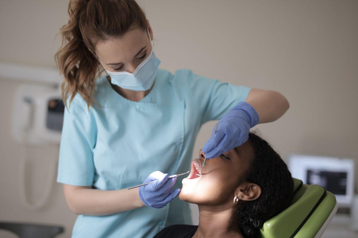 Odontologai įspėja: netaisyklingas sąkandis gali sukelti migreną