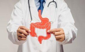 Onkologas įvardijo pirmuosius žarnyno vėžio simptomus