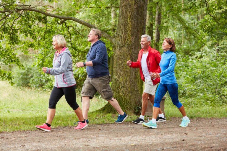 Pamiršk bėgimą – ši veikla gali deginti dar daugiau kalorijų. 7 Km per valandą ėjimas