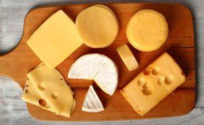 Paprastas triukas, kad sūris šaldytuve nesugestų