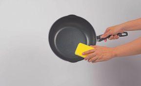 Patarimai, kaip išvalyti keptuvę be cheminių priemonių!