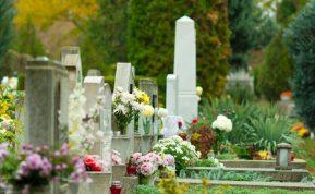 Pateikė priežastį, kodėl keliaujant į kapines papuošalus geriau palikti namuose