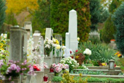 Pateikė priežastį, kodėl keliaujant į kapines papuošalus geriau palikti namuose