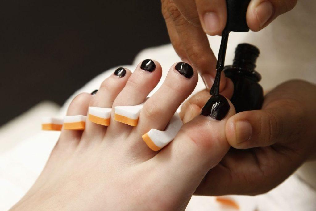 Pedikiūras: 5 taisyklės, kurių daugelis moterų nepaiso. Nepamirškite nagų lako pagrindo