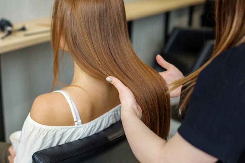 Plaukai atrodys tankesni ir stipresni: trys įpročiai, kurių būtina vengti