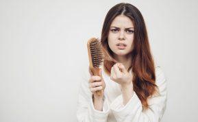 Plaukų priežiūros įpročiai, galintys sukelti plaukų slinkimą: ekspertai pataria, į ką vertėtų atkreipti dėmesį