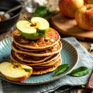 Purūs ir labai skanūs blynai su obuoliais: patiks visai šeimai