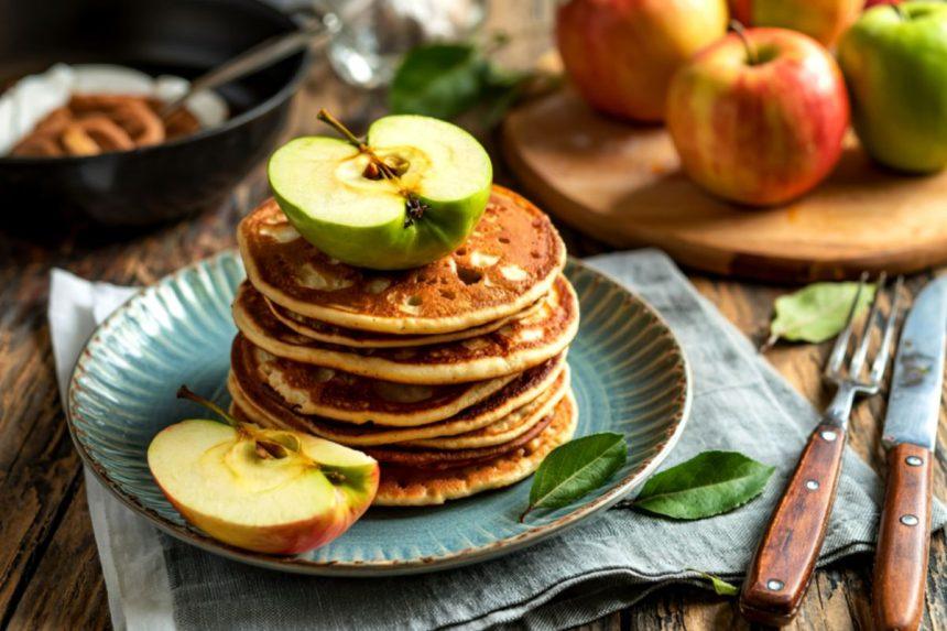 Purūs ir labai skanūs blynai su obuoliais: patiks visai šeimai
