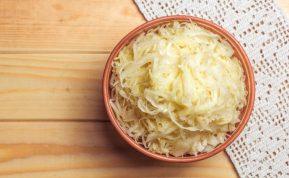 Rauginti kopūstai: kaip jie gerina virškinimą, stiprina imunitetą ir puoselėja odą