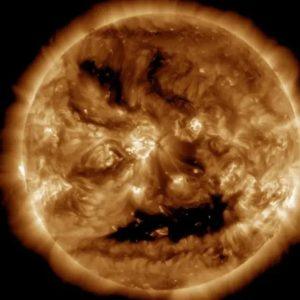 Saulės šypsena Helovino proga: iš „burnos“ išsiveržė geomagnetinė audra. NASA nuotrauka
