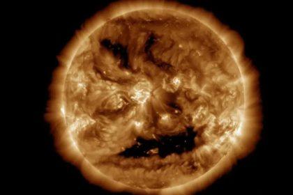 Saulės šypsena Helovino proga: iš „burnos“ išsiveržė geomagnetinė audra. NASA nuotrauka
