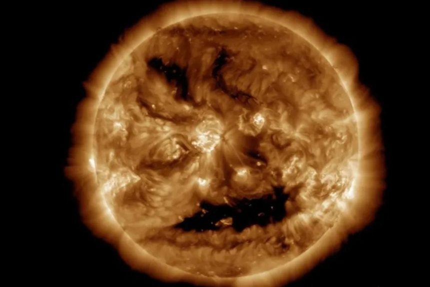 Saulės šypsena Helovino proga: iš „burnos“ išsiveržė geomagnetinė audra. NASA nuotrauka