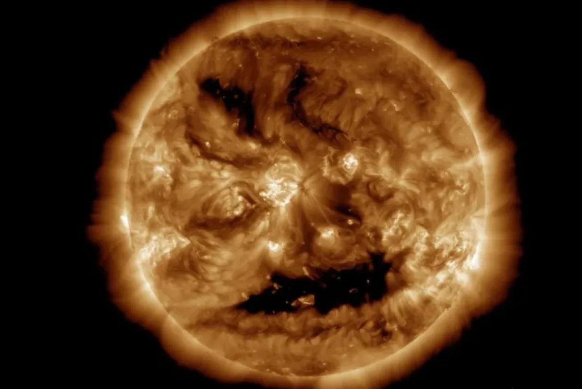Saulės šypsena Helovino proga: iš „burnos“ išsiveržė geomagnetinė audra. NASA nuotrauka