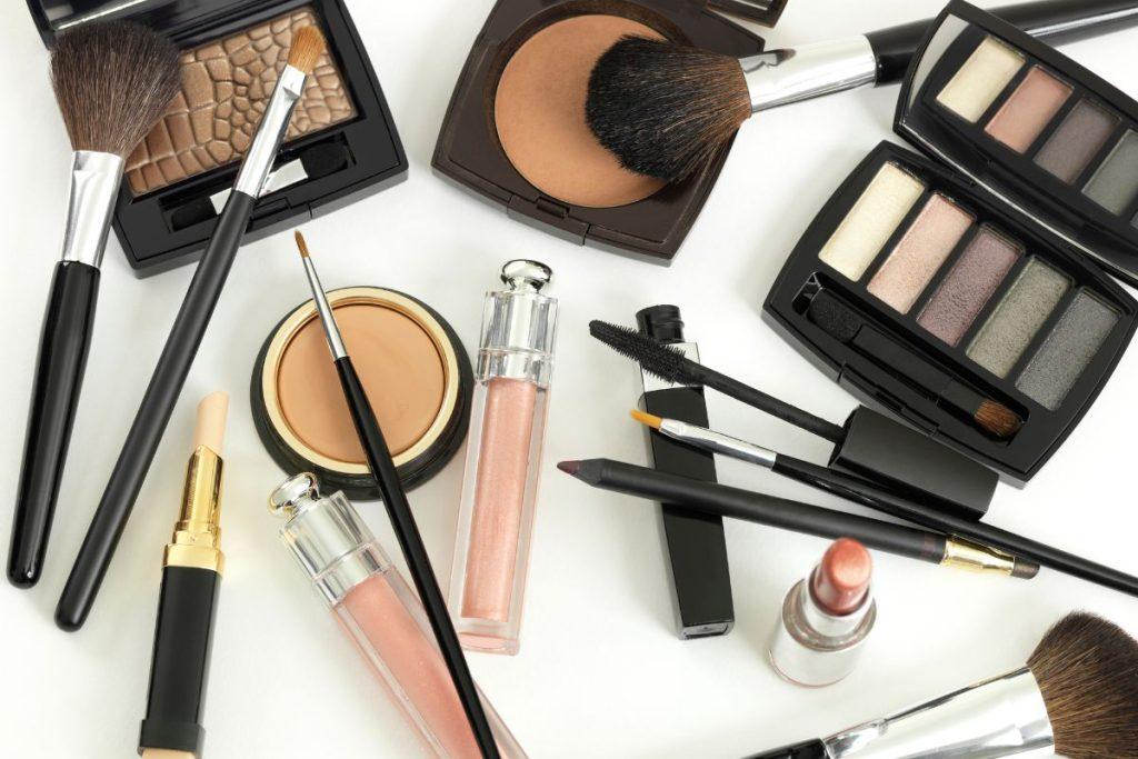 Šie patarimai padės išsiaiškinti, kokios priemonės geriausiai tinka makiažui. Dekoratyvinė kosmetika