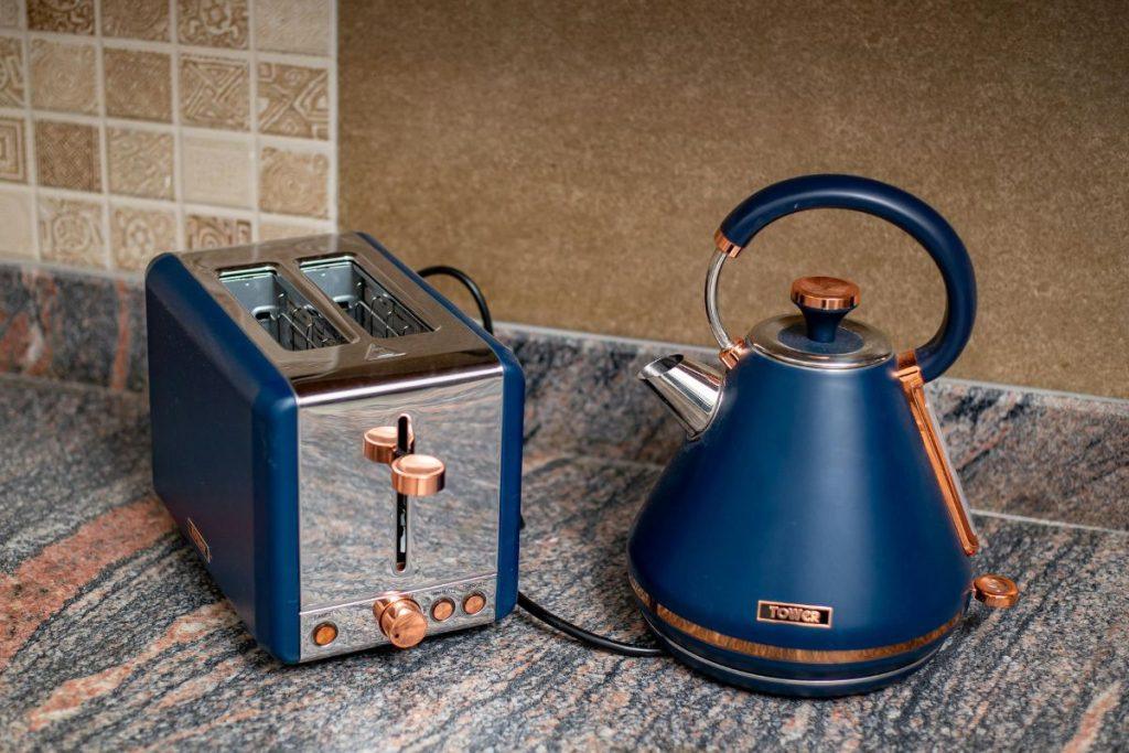 Šie prietaisai naudojami su ilgintuvu gali tapti tikras pavojus jūsų namams. Elektrinis virdulys