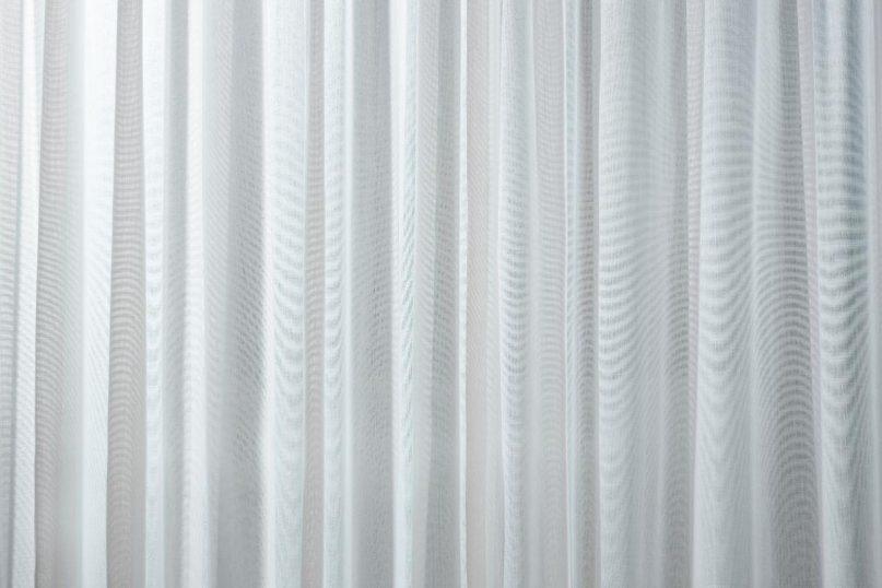 Skalbdama baltas užuolaidas naudoju šią priemonę