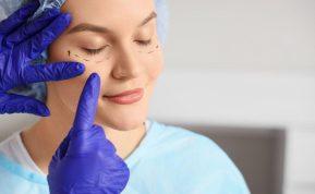 Štai ką vertėtų žinoti apie veido patempimo operaciją