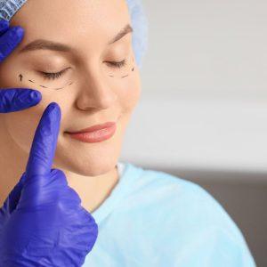 Štai ką vertėtų žinoti apie veido patempimo operaciją