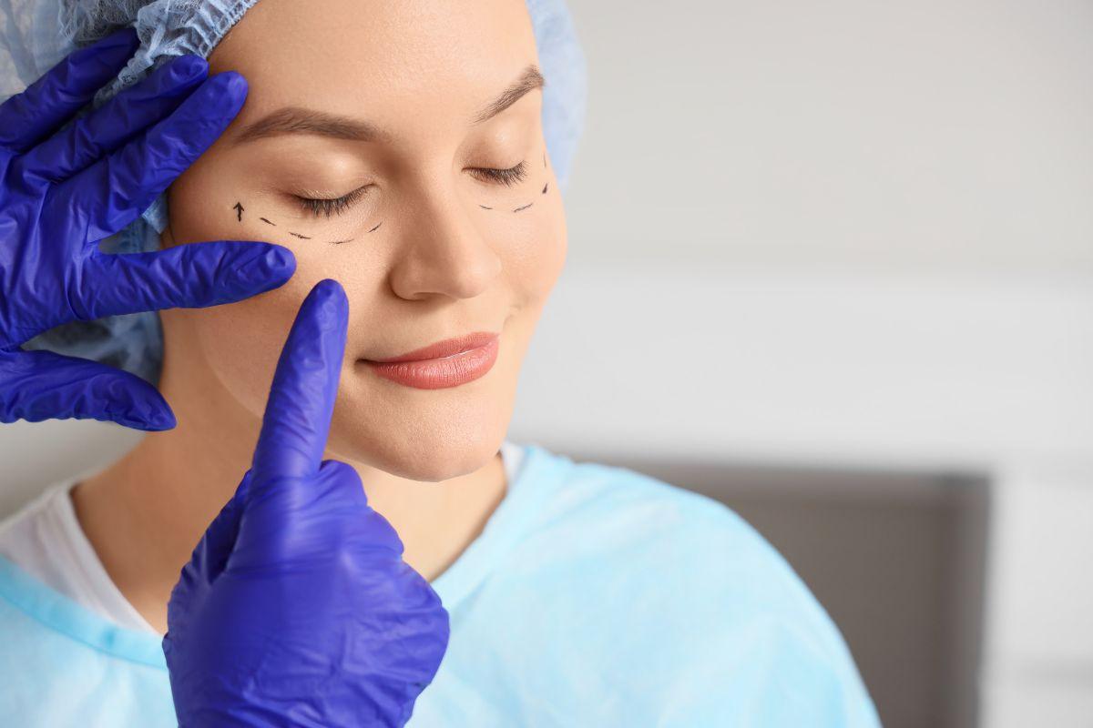 Štai ką vertėtų žinoti apie veido patempimo operaciją