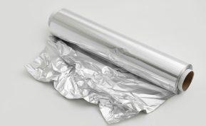 Štai kodėl kai kurie žmonės nakčiai kojas vynioja į foliją: šias priežastis turi žinoti visi!