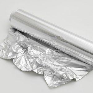 Štai kodėl kai kurie žmonės nakčiai kojas vynioja į foliją: šias priežastis turi žinoti visi!