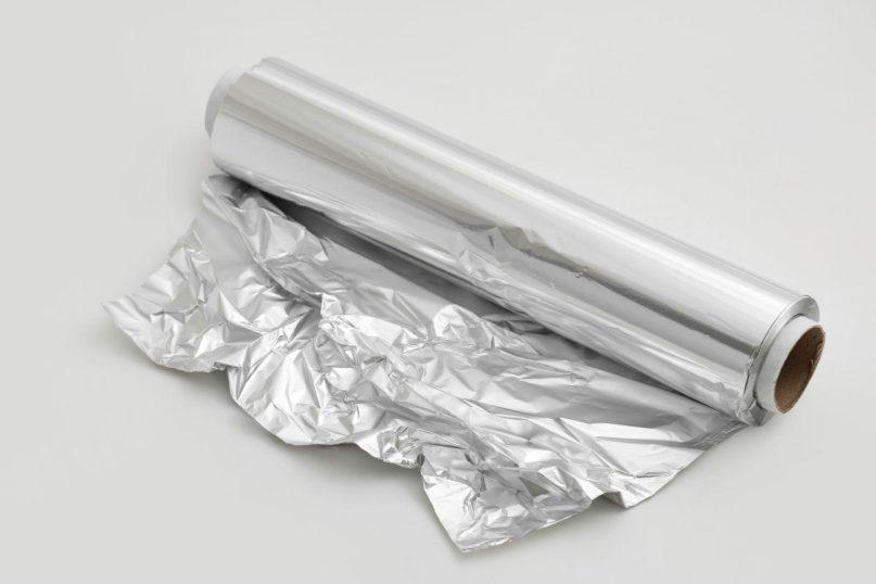 Štai kodėl kai kurie žmonės nakčiai kojas vynioja į foliją: šias priežastis turi žinoti visi!