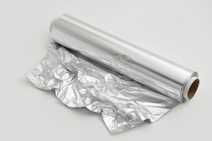 Štai kodėl kai kurie žmonės nakčiai kojas vynioja į foliją: šias priežastis turi žinoti visi!