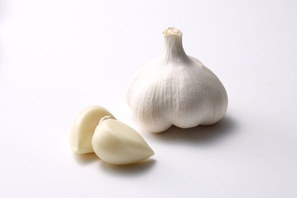 Šaukštas prieš miegą išvalys žarnyną ir kepenis. Kaip naudoti česnaką