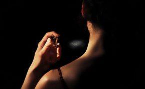 Labai paprastas triukas, kaip išlaikyti kvepalų aromatą visai dienai!