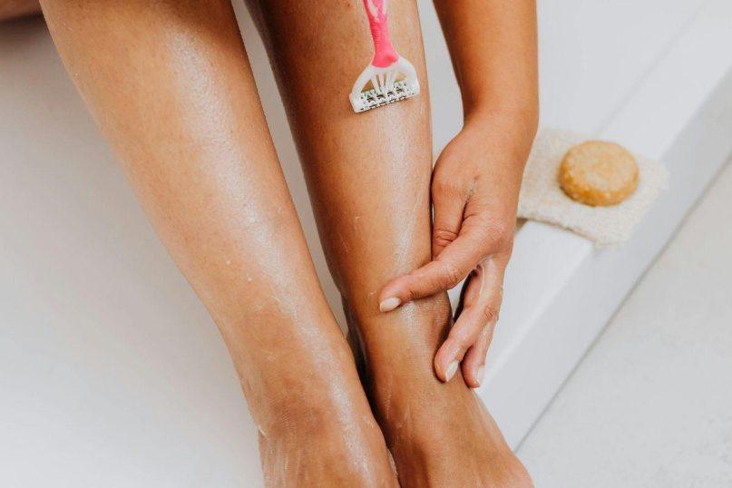 Stop skustuvams! Kūno plaukelius pašalinsite ir su liaudiškais metodais!