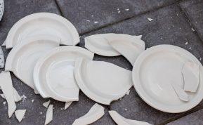 Sudužo lėkštė ar kiti indai? Nustebsite, kur iš tikrųjų turėtumėte juos išmesti