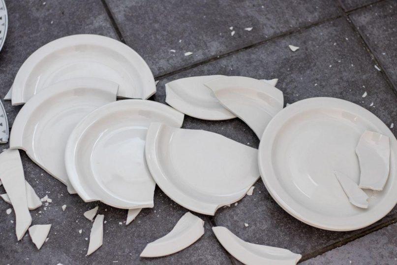 Sudužo lėkštė ar kiti indai? Nustebsite, kur iš tikrųjų turėtumėte juos išmesti