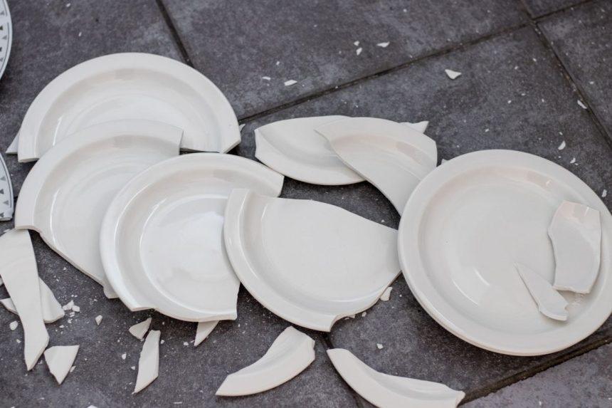 Sudužo lėkštė ar kiti indai? Nustebsite, kur iš tikrųjų turėtumėte juos išmesti