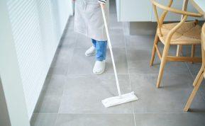 Sumaišykite šią priemonę su vandeniu ir išplaukite grindis: jos blizgės kaip naujos