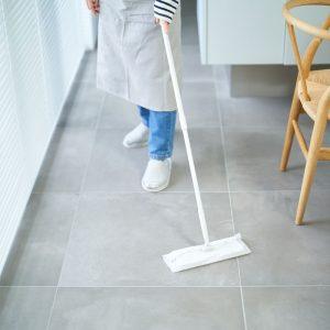 Sumaišykite šią priemonę su vandeniu ir išplaukite grindis: jos blizgės kaip naujos