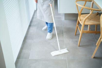 Sumaišykite šią priemonę su vandeniu ir išplaukite grindis: jos blizgės kaip naujos