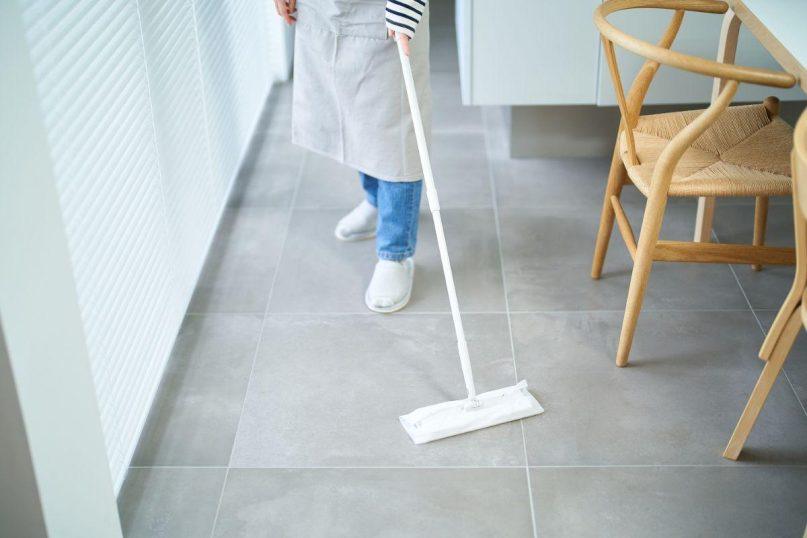 Sumaišykite šią priemonę su vandeniu ir išplaukite grindis: jos blizgės kaip naujos