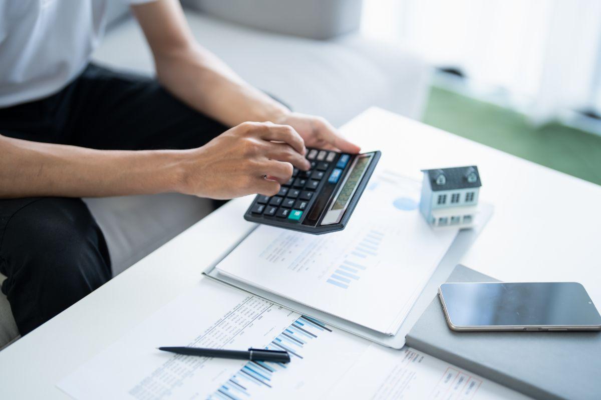 Sunku sutaupyti pinigų finansinei pagalvei? Jums padės keli išmintingi patarimai