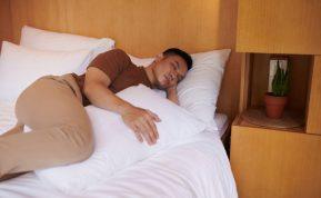 Sveikatos specialistai atskleidė, kodėl reikia miegoti su pagalve tarp kojų