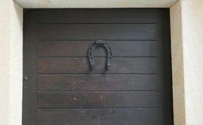 Talismanas virš durų. Pakabinti ten galite ne tik pasagą