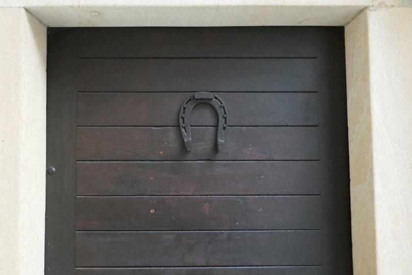 Talismanas virš durų. Pakabinti ten galite ne tik pasagą