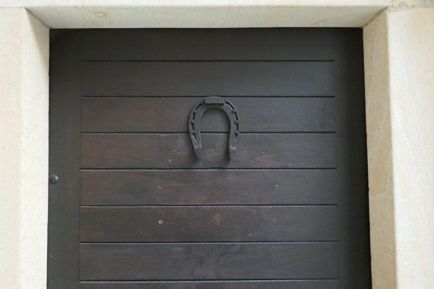 Talismanas virš durų. Pakabinti ten galite ne tik pasagą