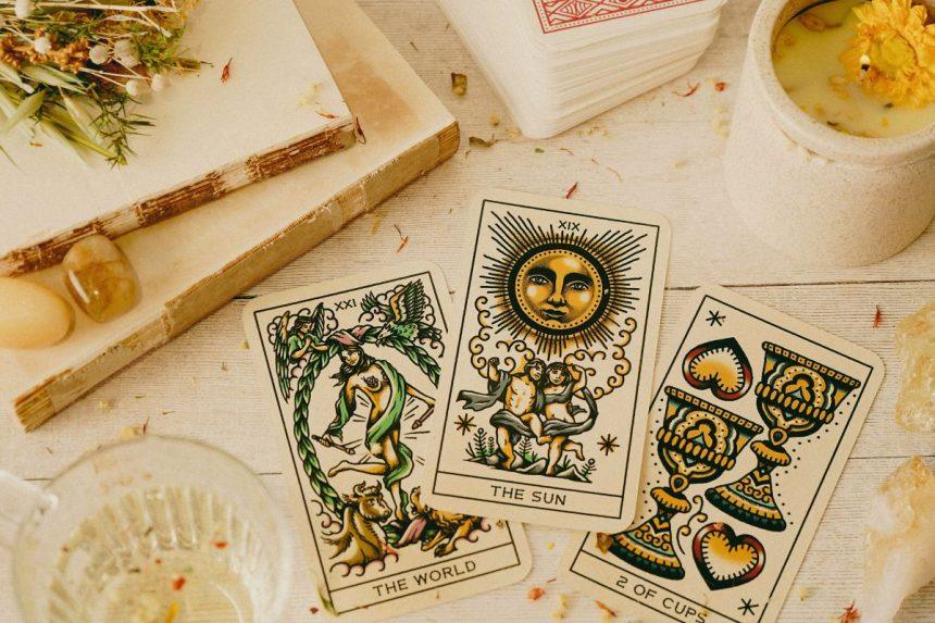 Taro kortos perspėja: šie 5 Zodiako ženklai neišvengs likimo pokyčių iki mėnesio pabaigos