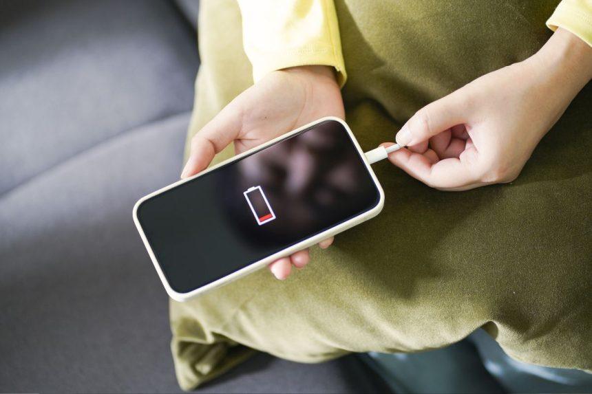 Telefono baterija: kodėl jos nereikėtų visiškai iškrauti