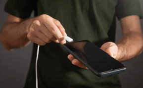 Telefono krovimas tokiu būdu gali turėti skaudžių pasekmių