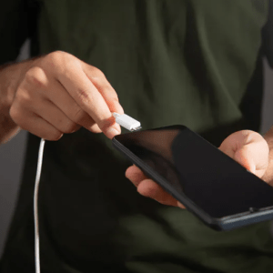 Telefono krovimas tokiu būdu gali turėti skaudžių pasekmių